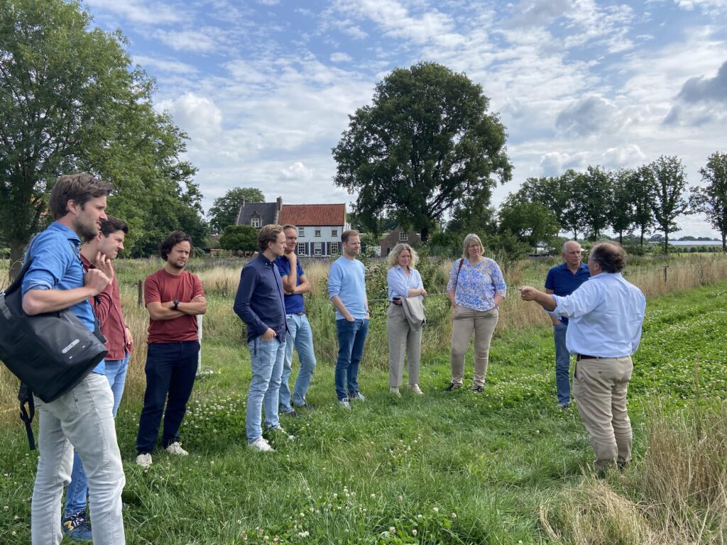 Een tour van Martijn over het terrein van Boerderij Schevichoven.