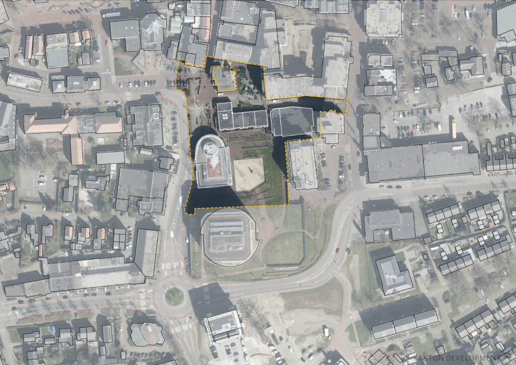 Huidige situatie in Hardenberg: gemeentehuis, verouderd vastgoed en versteende openbare ruimte.